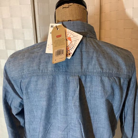 Nwt Levi's blue NY Yankees embroidered MLB blouse size medium - Picture 9 of 10